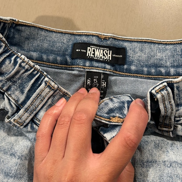 Distressed high/mid rise booty shorts - Picture 4 of 4